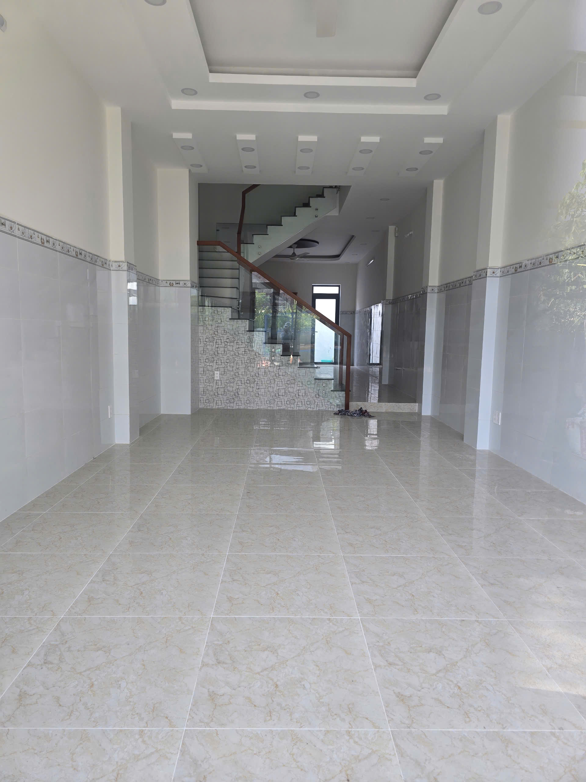 Bán nhà đẹp 4x20m , 1 trệt , 2 lầu , sân thượng , giáp khu Bình Phú quận 6